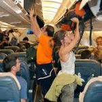 Las aerolíneas rechazan liberar el asiento entre dos pasajeros porque sostienen que el contagio en avión es raro que se produzca